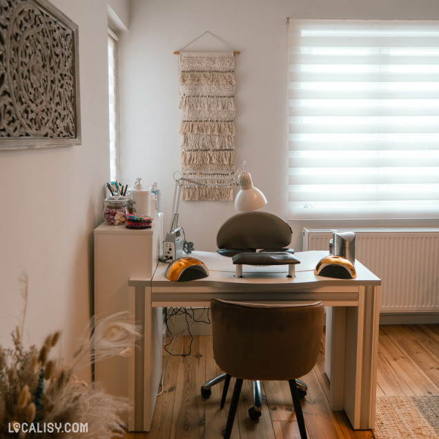 Espace de manucure ou soin des ongles à l'institut Les Citadines à Marche-en-Famenne.