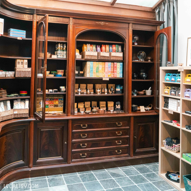 Grande armoire en bois présentant divers produits et thés dans l'herboristerie La Boutique de l'Enchanteresse à Huy.