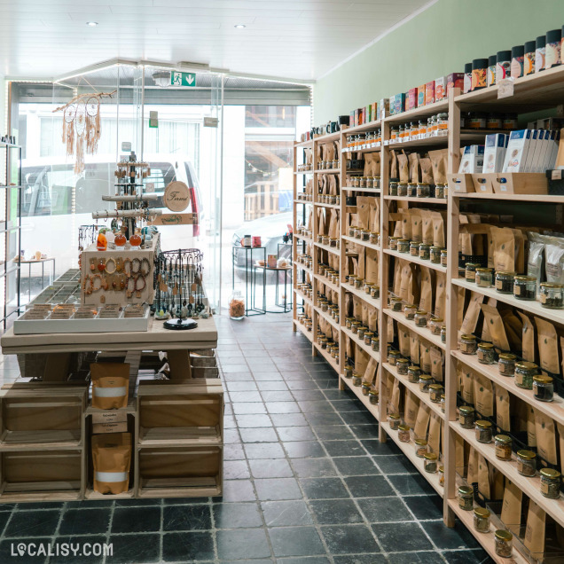 Intérieur de l'herboristerie La Boutique de l'Enchanteresse à Huy, avec des étagères de produits naturels et des bijoux.