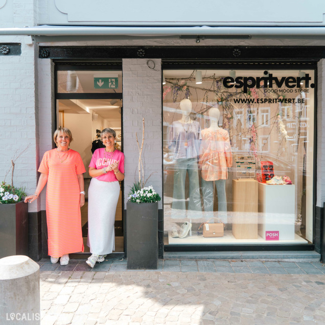 Façade du magasin de vêtements Esprit-vert à Theux avec deux femmes posant devant l'entrée.