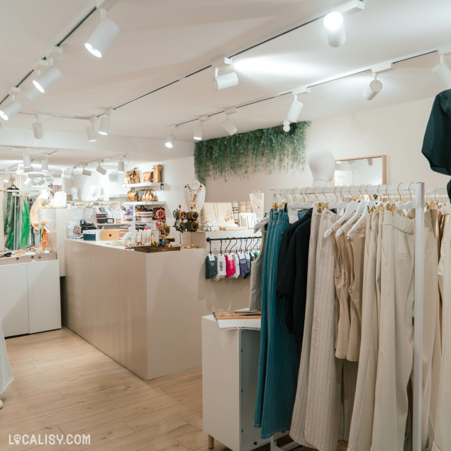 Comptoir de caisse et étalages de vêtements et accessoires dans le magasin Esprit-vert à Theux.