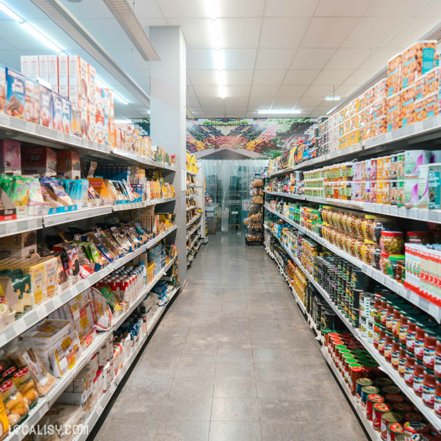 Magasin d’alimentation Freemarket à Verviers, rayons de produits d’épicerie.