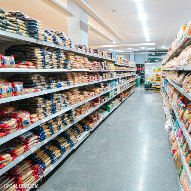 Magasin d’alimentation Freemarket à Verviers, allée de produits secs en sachets.