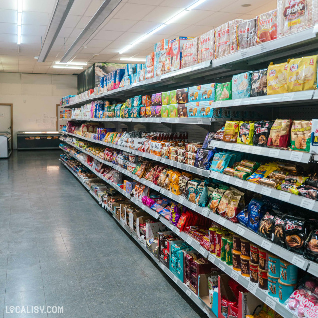 Magasin d’alimentation Freemarket à Verviers, rayons de biscuits et snacks.