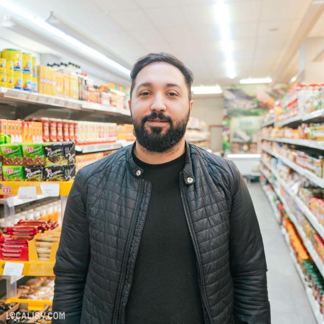 Magasin d’alimentation Freemarket à Verviers, portrait du gérant dans les rayons.