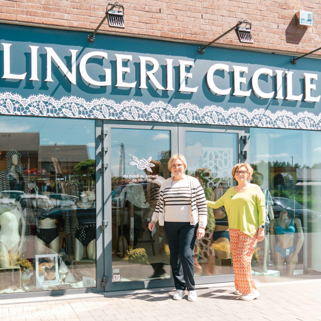 Devanture du commerce de lingerie Lingerie Cécile à Herve avec les gérantes devant l'entrée.