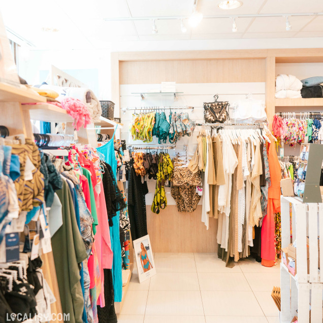 Rayon de maillots de bain colorés et vêtements d’été chez Lingerie Cécile à Herve, commerce de lingerie.