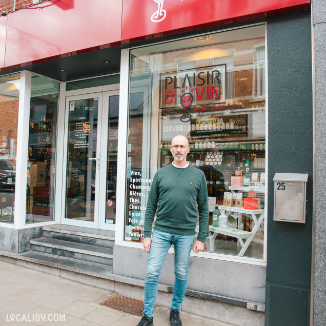 Façade du commerce Plaisir DiVin à Waremme, caviste spécialisé en vins et produits fins.