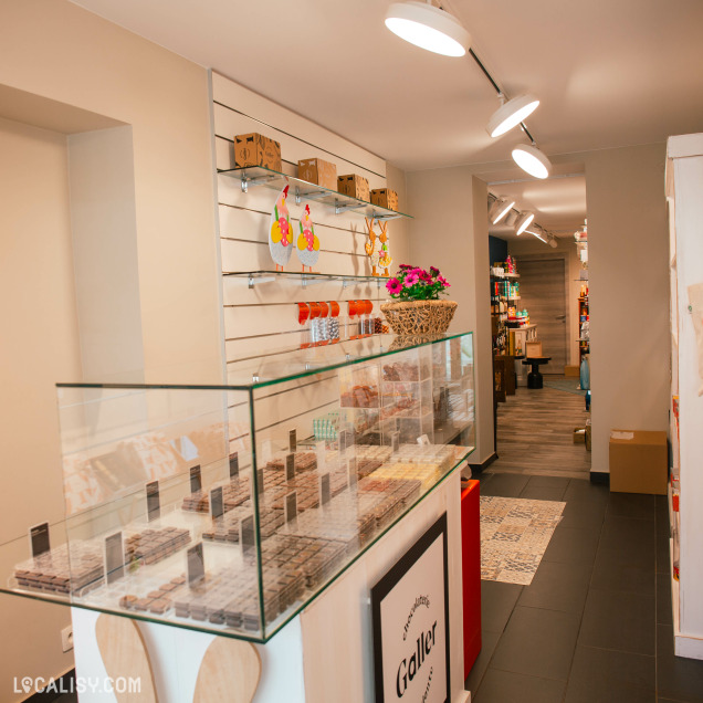 Comptoir de chocolats artisanaux Galler chez Plaisir DiVin à Waremme, commerce de vins et épicerie fine.