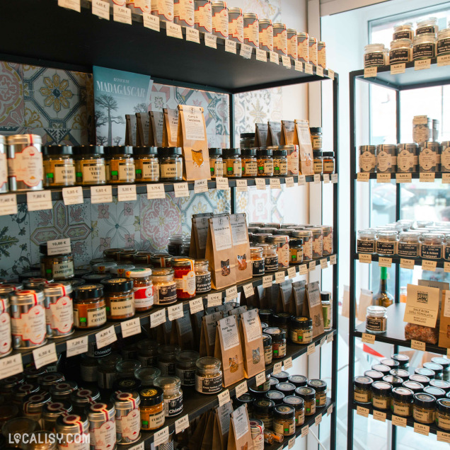 Sélection d’épices et de condiments chez Plaisir DiVin à Waremme, commerce d’épicerie fine.