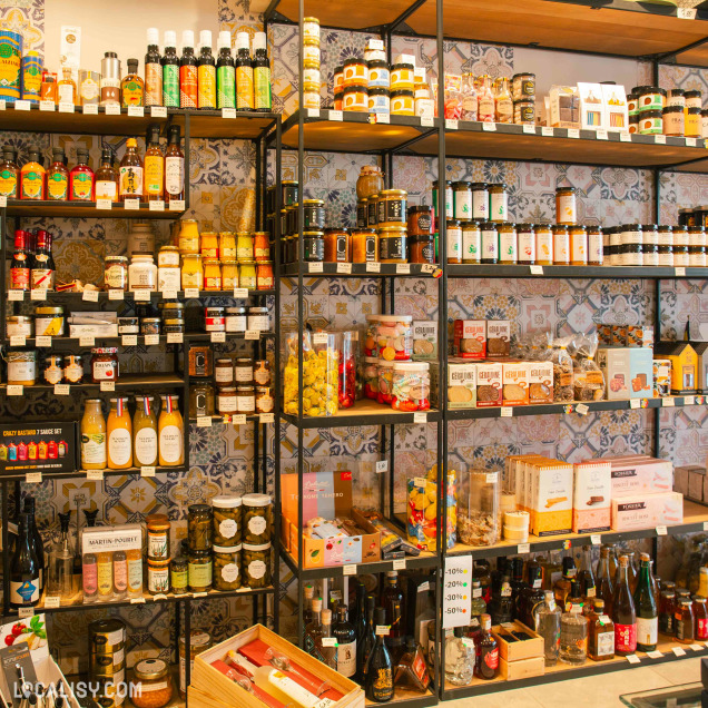 Rayon de spécialités sucrées et salées chez Plaisir DiVin à Waremme, commerce d’épicerie fine.