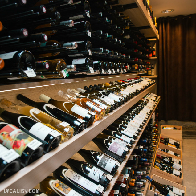 Rayons de bouteilles de vin chez Plaisir DiVin à Waremme, commerce de vins et spiritueux.