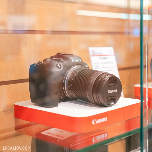 Appareil photo Canon exposé chez Neuville Photo à Verviers, commerce de photographie.