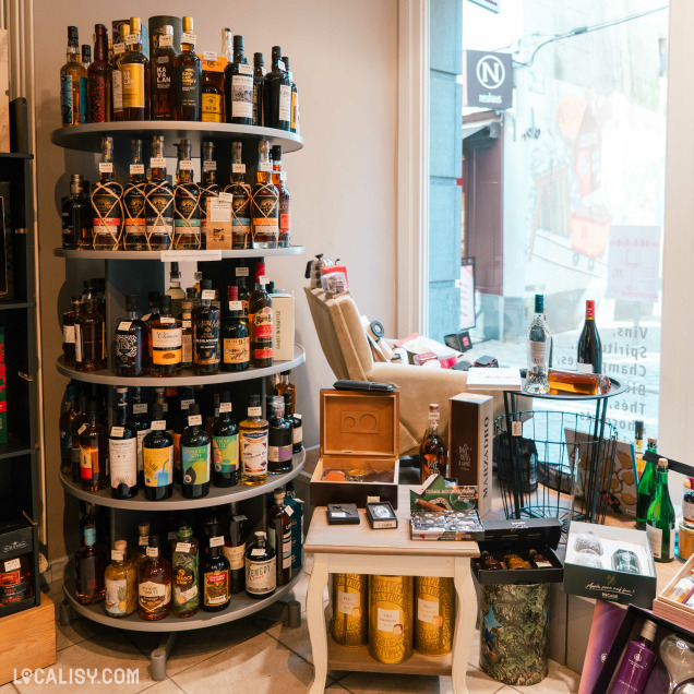 Présentoir circulaire de spiritueux et articles cadeaux dans le magasin Plaisir Di...vin à Huy.