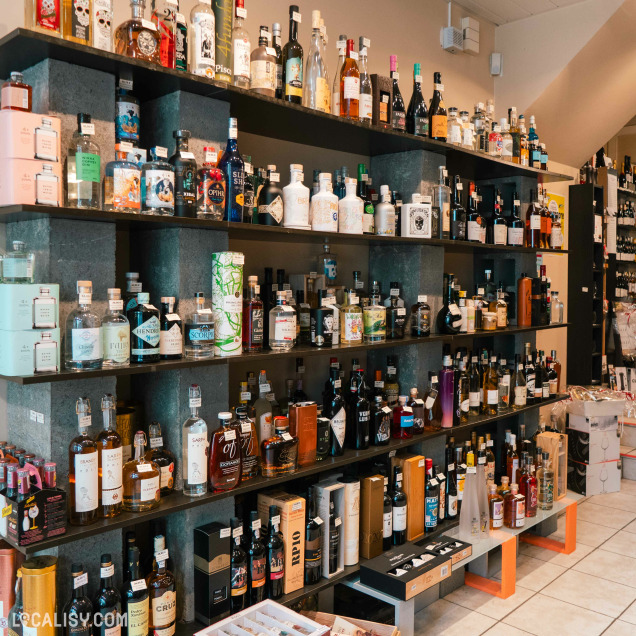 Étagères de spiritueux et de liqueurs dans le magasin Plaisir Di...vin à Huy.