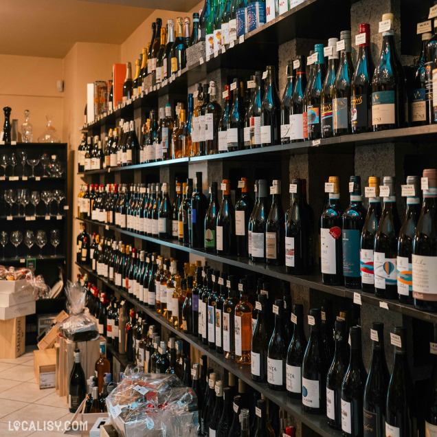 Rayons remplis de bouteilles de vin dans le magasin Plaisir Di...vin à Huy.