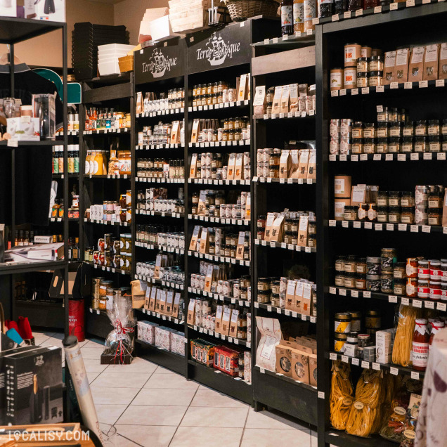 Étagères de produits d'épicerie fine et de condiments dans le magasin Plaisir Di...vin à Huy.