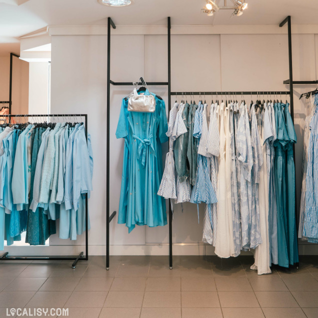 Sélection de vêtements colorés chez PDO à Aubel, boutique de vêtements.