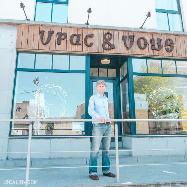 Façade du magasin d'alimentation en vrac Vrac&Vous à Rochefort avec le propriétaire.