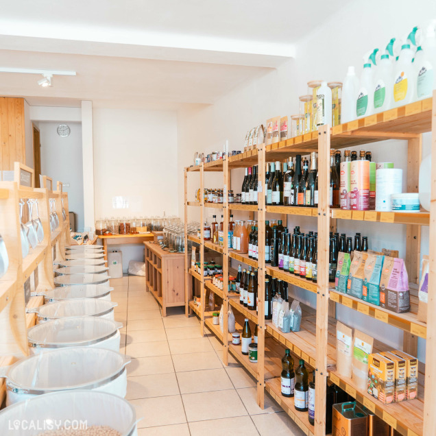 Rayons de produits secs et liquides dans le magasin d'alimentation en vrac Vrac&Vous à Rochefort.