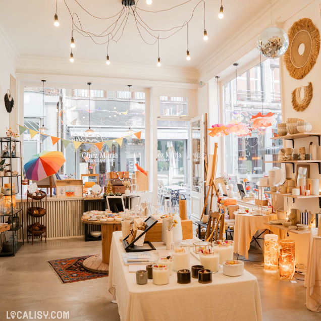 Intérieur du magasin Carlitou à Liège, un commerce d'objets de décoration et de cadeaux.