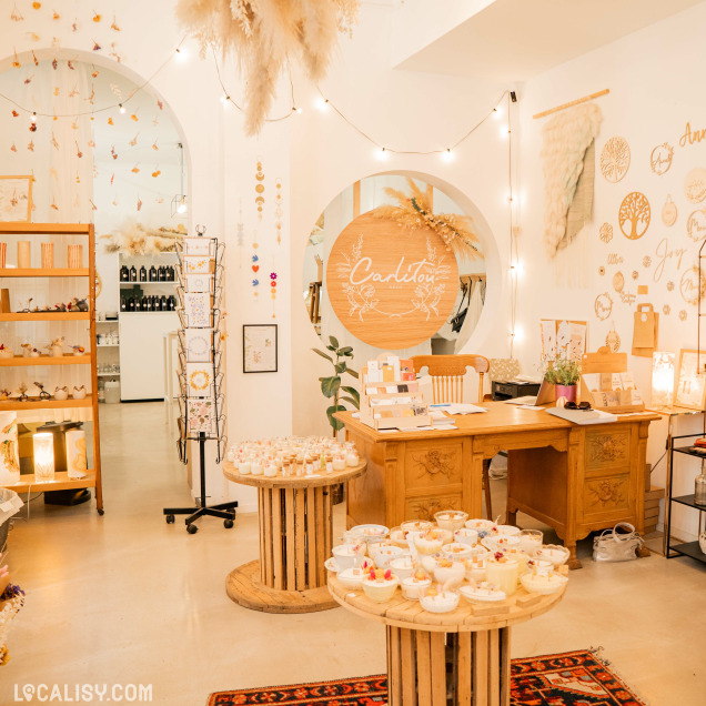 Intérieur du magasin Carlitou à Liège, un commerce d'objets de décoration et de cadeaux.