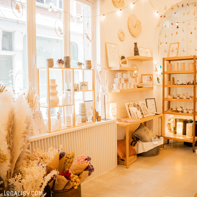 Intérieur du magasin Carlitou à Liège, un commerce d'objets de décoration et de cadeaux.