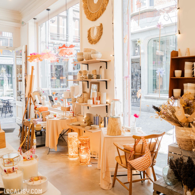 Intérieur du magasin Carlitou à Liège, un commerce d'objets de décoration et de cadeaux.