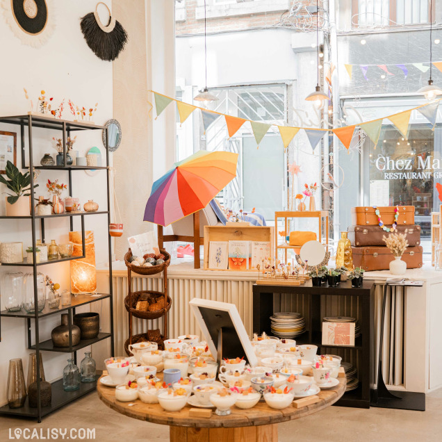 Intérieur du magasin Carlitou à Liège, un commerce d'objets de décoration et de cadeaux.
