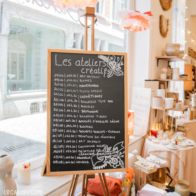 Intérieur du magasin Carlitou à Liège, un commerce d'objets de décoration et de cadeaux.