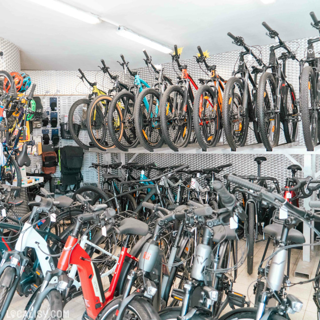 Intérieur du magasin de vélos CycleSport à Rochefort, présentant un large choix de vélos.