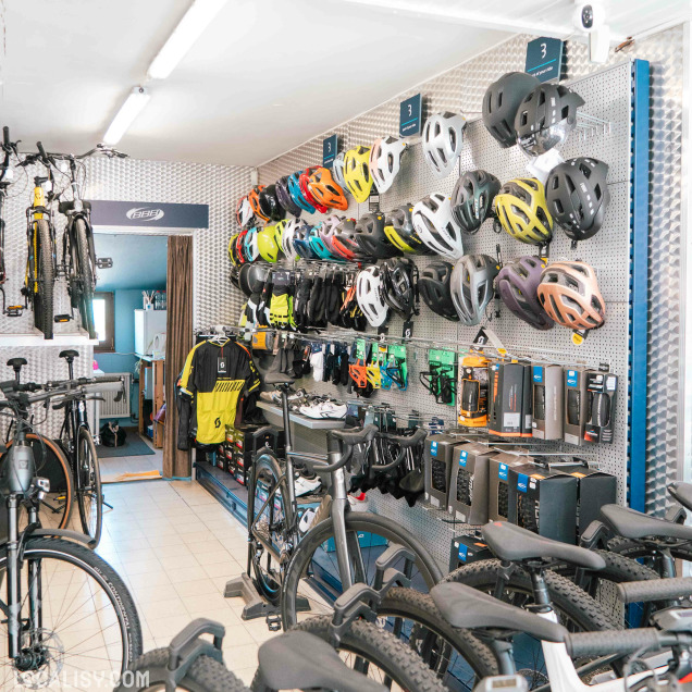Intérieur du magasin de vélos CycleSport à Rochefort, montrant des casques et accessoires de cyclisme.