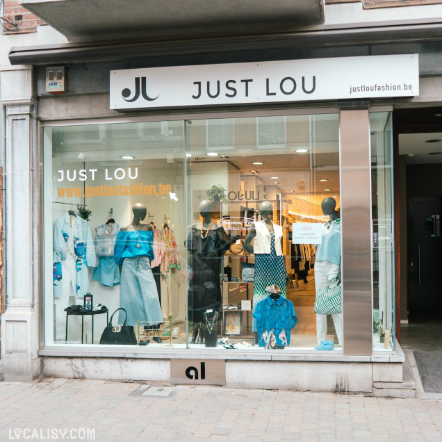 Vitrine du magasin Just Lou à Visé, commerce de vêtements pour femmes.
