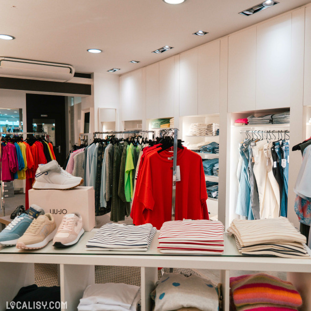 Intérieur du magasin Just Lou à Visé, commerce de vêtements pour femmes.