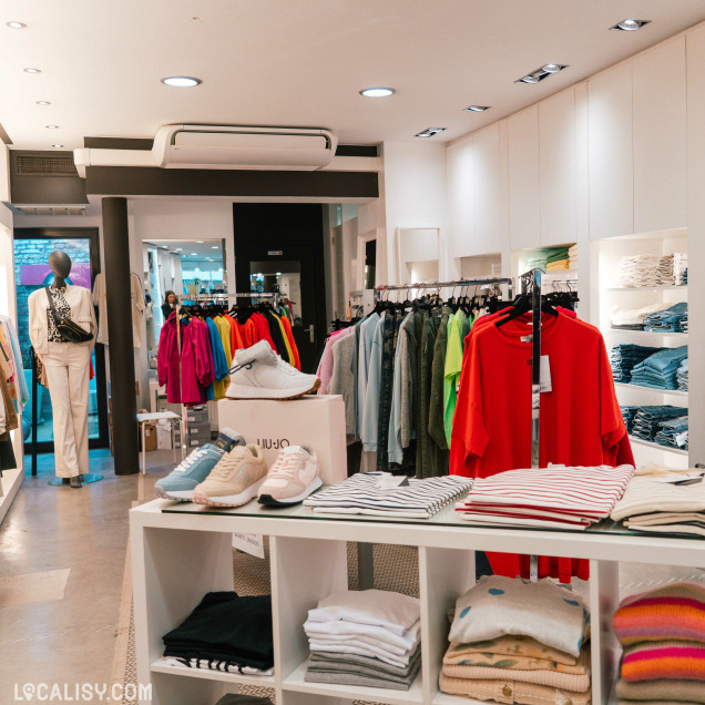 Sélection de vêtements casual et sneakers chez Just Lou à Visé, commerce de prêt-à-porter femme.