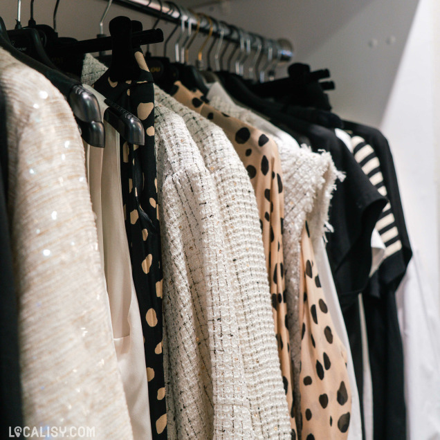 Portants de vêtements tendance chez Just Lou à Visé, commerce de prêt-à-porter féminin