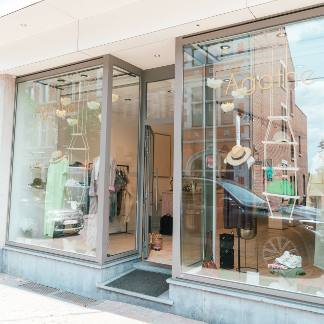 Vitrine fleurie du magasin Agathe à Visé, commerce de vêtements et accessoires pour femmes.
