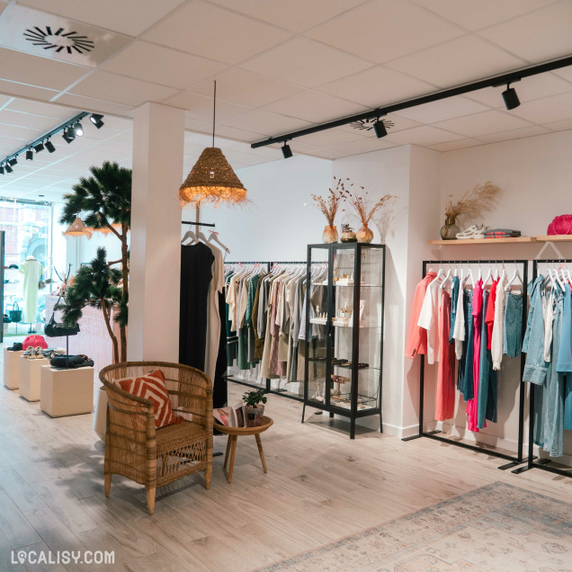 Vue intérieure du magasin Agathe à Visé, commerce de mode pour femmes.