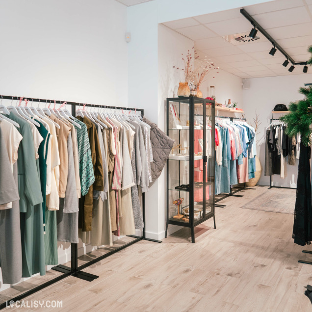 Décoration soignée et ambiance chaleureuse chez Agathe à Visé, commerce de vêtements pour femmes.