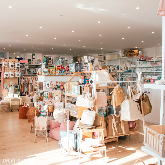 Rayons remplis de jouets et accessoires pour bébés dans le magasin Baby Store à Nandrin.