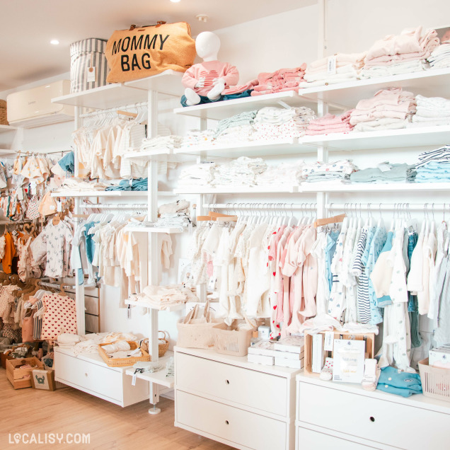 Grande variété de jouets et d'articles pour bébés exposés sur des présentoirs au magasin Baby Store à Nandrin.