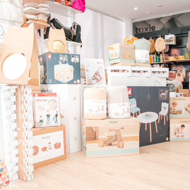 Articles de puériculture et jouets en boîtes empilées, avec la marque Trixie, au magasin Baby Store à Nandrin.