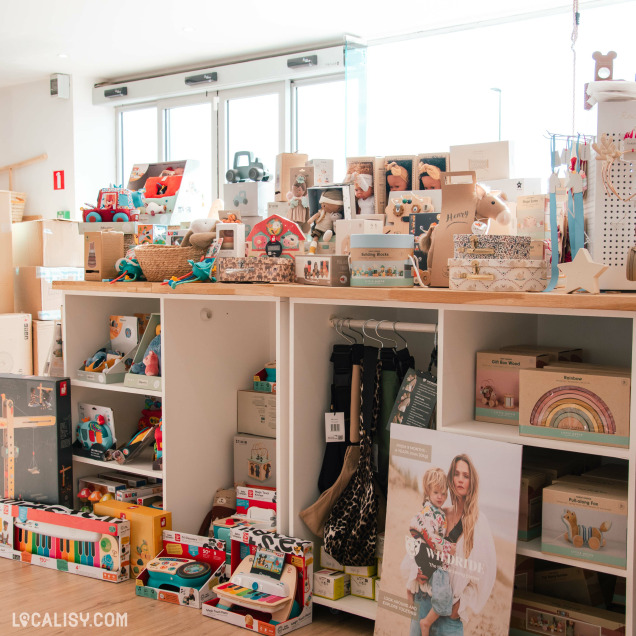 Vue d'ensemble de l'intérieur lumineux du magasin de bébés Baby Store à Nandrin, avec divers articles et meubles.