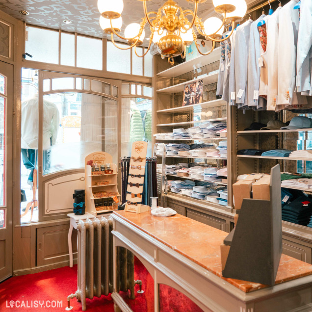 Rayons de vestes, gilets et pantalons pour hommes dans la Boutique Mainfroid à Huy.
