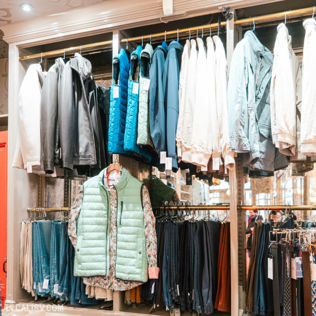 Vue générale de l'intérieur du magasin de vêtements pour hommes Boutique Mainfroid à Huy, montrant les collections et l'ambiance.