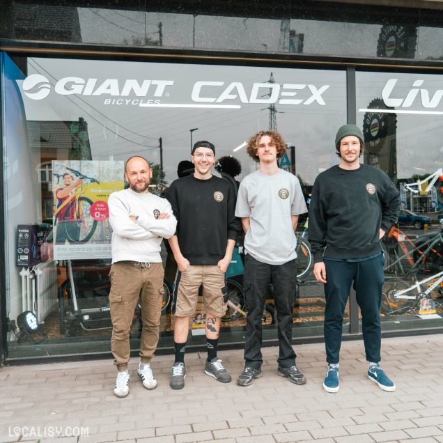 Magasin de vélos Le Ravito à Visé avec son équipe devant la vitrine.