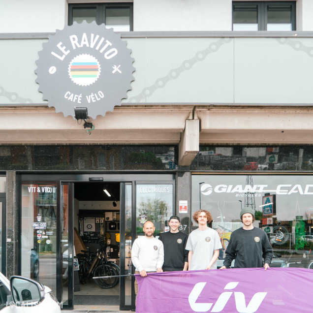 Commerce de vélos Le Ravito à Visé vu de l’extérieur avec l’enseigne visible.