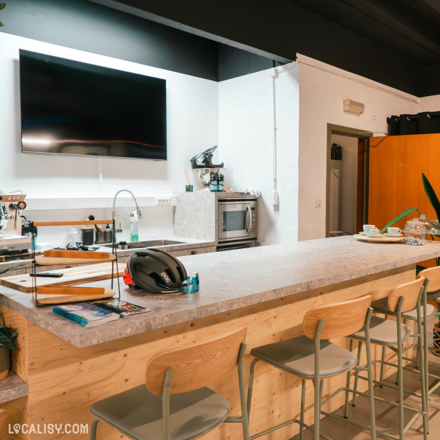 Intérieur du café vélo Le Ravito à Visé avec son comptoir convivial.