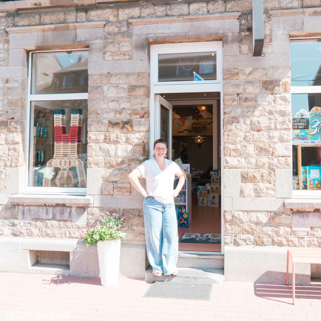 Vue extérieure de la boutique Marquetapage, un lieu accueillant qui attire les curieux comme les passionnés de lecture.