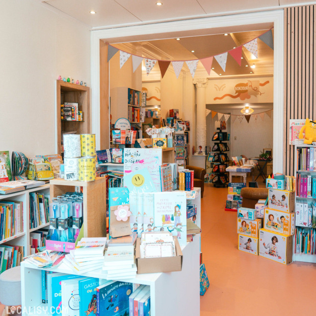 La vitrine soignée de Marquetapage invite à la découverte, entre ouvrages sélectionnés et objets de papeterie uniques.